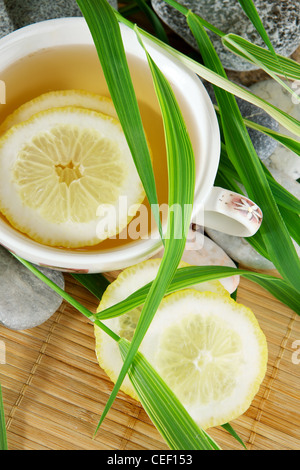 Tasse de thé vert avec du citron Banque D'Images