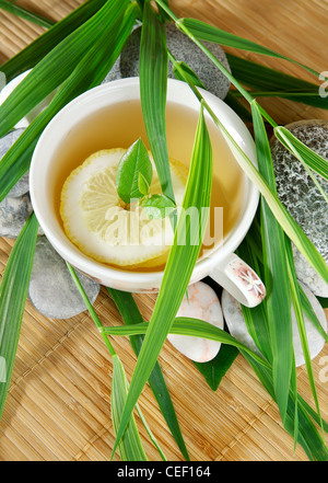 Tasse de thé vert avec du citron Banque D'Images