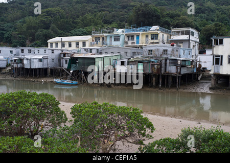 Dh LANTAU Tai O village de pêcheurs de HONG KONG des maisons sur pilotis au-dessus du fleuve et bateaux Banque D'Images