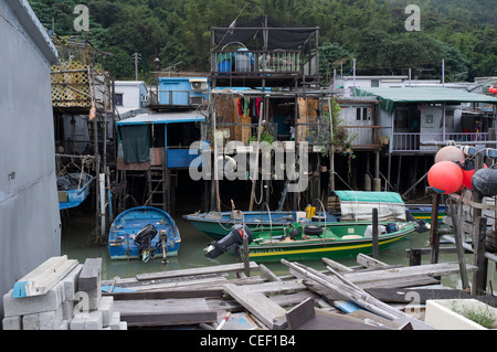 Dh LANTAU Tai O village de pêcheurs de HONG KONG des maisons sur pilotis au-dessus du fleuve et bateaux Banque D'Images