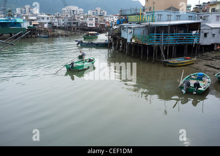 Tai O DH HONG KONG LANTAU pêcheur au village de pêche bateau maisons sur pilotis au-dessus de river Banque D'Images