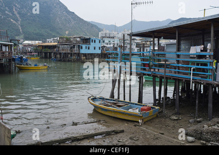 Dh LANTAU Tai O village de pêcheurs de HONG KONG des maisons sur pilotis au-dessus du fleuve et voile Banque D'Images