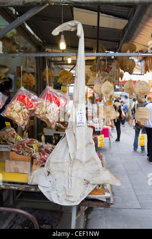 marché de dh Tai O ÎLE DE LANTAU ÎLES DE HONG KONG séchées cale de poisson pièces d'animaux étals chine marché chinois de l'alimentation magasin Banque D'Images