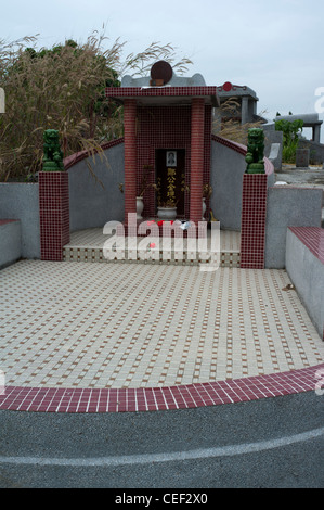 Dh PENG CHAU ISLAND HONG KONG chinois de mosaïques tombe avec foo dog hill cemetery Chine Banque D'Images