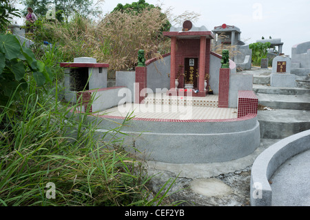 Dh PENG CHAU ISLAND HONG KONG chinois de mosaïques tombe avec foo dog hill cemetery Chine stones Banque D'Images