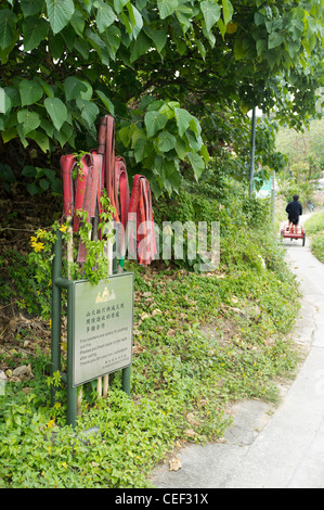 Dh PENG CHAU ISLAND HONG KONG chinois de prévention incendie tricycle sur sentier Banque D'Images