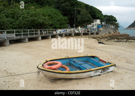 Dh Tung Wan Peng Chau ISLAND HONG KONG Chinois échoués à terre d'une maison de pêcheurs en bateau Banque D'Images