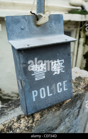 Dh Tung Wan Peng Chau ISLAND HONG KONG police chinoise fort holding book registre de présence Banque D'Images