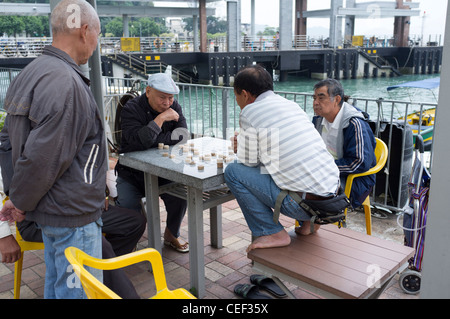 dh jeu de société Xiangqi PENG CHAU ÎLE HONG KONG CHINE Hommes jouant aux échecs chinois locaux dames asie personnes adultes jeux Banque D'Images