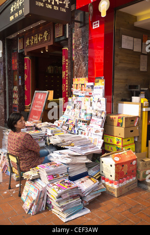 dh CAUSEWAY BAY HONG KONG une femme chinoise un kiosque vendeur de journaux se trouve sur le stand d'un vendeur de rue Banque D'Images