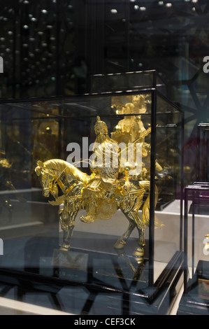 dh Chow Tai Fook Jewellery CAUSEWAY BAY HONG KONG Chinois statue d'or acheter boutique vitrine d'exposition extrême est de Chine produits de luxe Banque D'Images