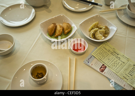 dh CUISINE CHINOISE de HONG KONG dim sum plats tasse de thé menu cartes table réglage de la chine restaurant petit déjeuner Banque D'Images