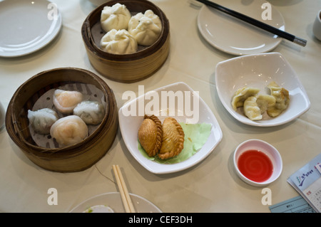 dh cuisine chinoise cantonaise dim sum HONG KONG plats bambou restaurant de petit-déjeuner chinois avec table de steamers pour le déjeuner Banque D'Images