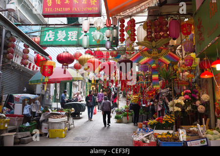 dh Market Alley QUARTIER CENTRAL HONG KONG lanternes chinoises stall chine coloré asie populaire rue latérale Banque D'Images