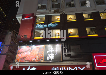 dh CAUSEWAY BAY HONG KONG Pizza Hut, bâtiment de calligraphie chinoise publicité restaurant de nourriture annonce chine Banque D'Images