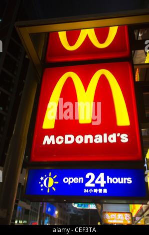 dh WAN CHAI HONG KONG McDonalds signe ouvert 24 heures chinois fastfood boutiques logo de la chine Banque D'Images