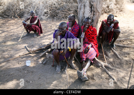 Les hommes masaï près de leur village dans le Parc national Amboseli, Kenya, Afrique de l'Est. Banque D'Images