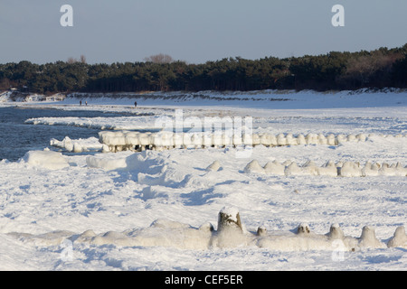 La plage couverte de neige à Niechorze, sur la côte ouest de la mer Baltique en Pologne. L'hiver sur la mer Baltique Banque D'Images