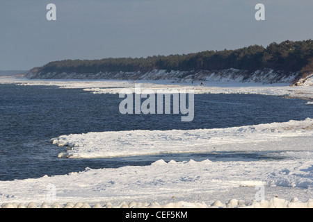 La plage couverte de neige à Niechorze, sur la côte ouest de la mer Baltique en Pologne. L'hiver sur la mer Baltique Banque D'Images