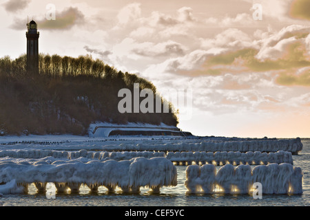 Niechorze Phare. Au premier plan vous pouvez voir la mer de glace des murs. Côte de la mer Baltique, Pologne Banque D'Images