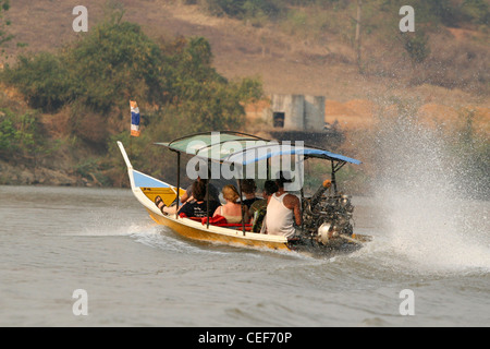 Les touristes bénéficiant d'une longue queue en bateau sur la rivière Kok, dans le Nord de la Thaïlande. Banque D'Images