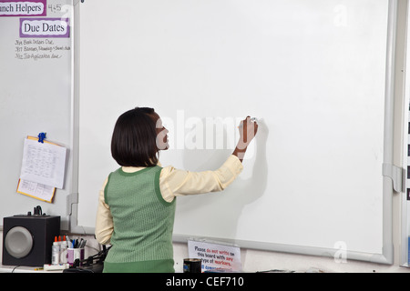 La diversité raciale ethnique multi raciales diversifiées multi culturel multiculturel inter interracial female teacher writing tableau blanc . M. © Myrleen Pearson Banque D'Images