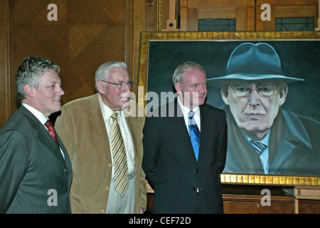 Dévoilement d'un portrait de Ian Paisley . Peter Robinson, le Pasteur Ian Paisley et Martin McGuinness au à Stormont Banque D'Images