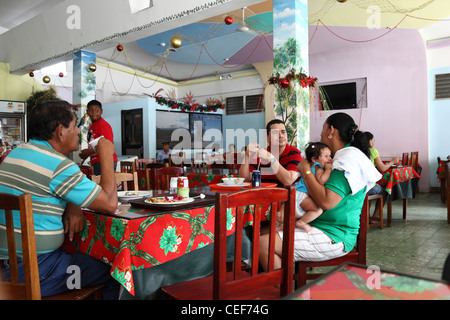 Le repas de Noël en famille dans un restaurant local typique à Boquete, Chiriqui Province, Panama Banque D'Images