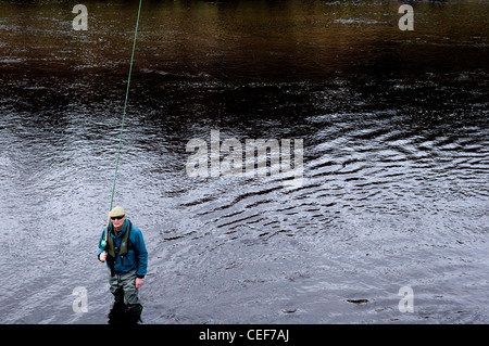 L'homme à la pêche au saumon dans la rivière Oykel, Sutherland, Scotland, UK Banque D'Images