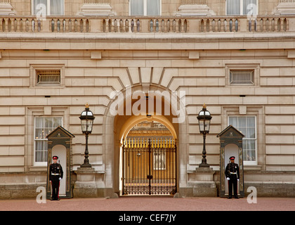 Les gardes à l'extérieur de Buckingham Palace Banque D'Images