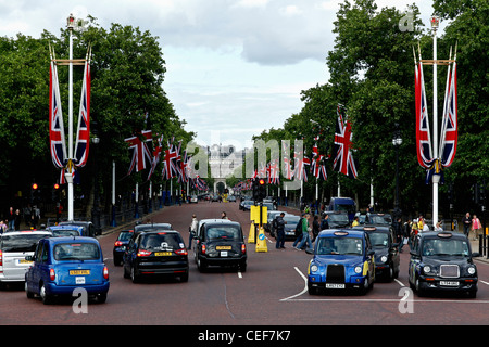 Le Mall, Londres en regardant vers l'Admiralty Arch et décorées avec l'Union Jack drapeaux Banque D'Images