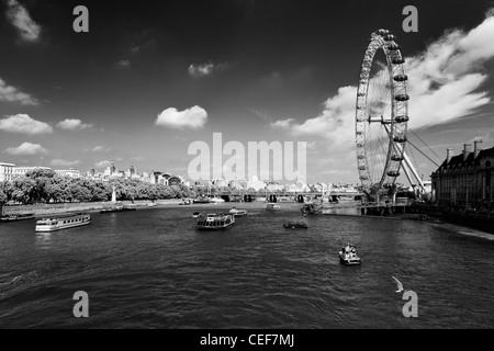 Le London Eye avec la gare de Charing Cross et Hungerford Bridge en arrière-plan, tirée de l'un bateau sur la Tamise Banque D'Images