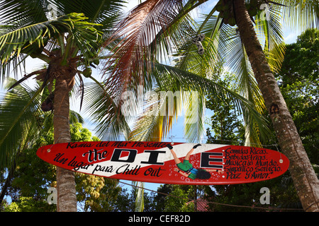 Conseil de surf peint à l'extérieur de magasin de plongée dans la région de Santa Catalina , , province de Veraguas Panama Banque D'Images