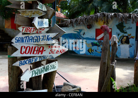 Panneau pour l'île de Coiba et d'autres destinations à l'extérieur de la boutique de plongée à Santa Catalina, province de Veraguas, Panama Banque D'Images