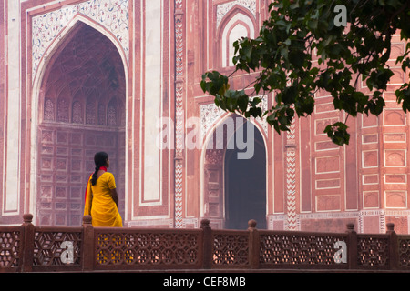 Indian girl au Taj Mahal (UNESCO World Heritage site), Agra, Inde Banque D'Images