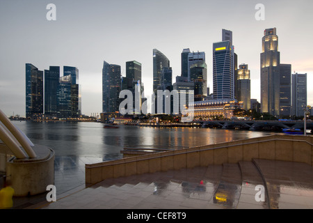 Singapore City Skyline Esplanade Waterfront le long d'un jour de pluie Banque D'Images