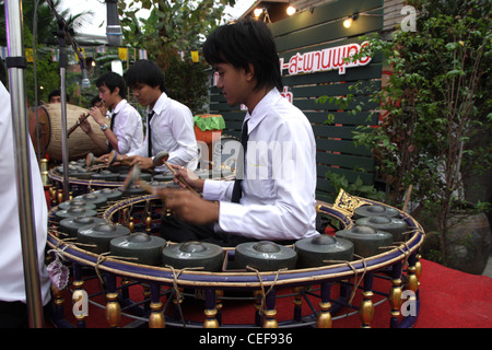 Musicien Thai performing Khong wong lek (instruments de musique traditionnel Thaï ) Banque D'Images