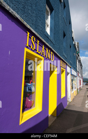 Les visiteurs assis à la tête de quai dans le centre de le port de Tobermory sur l'île de Mull dans les Hébrides intérieures Banque D'Images