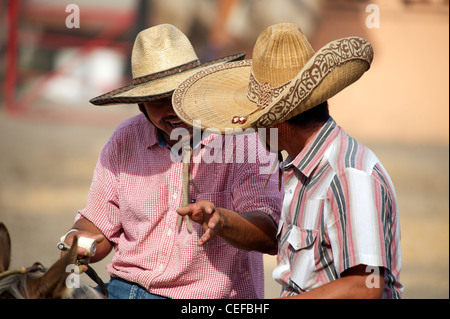 Cavaliers charros mexicains discutent dans sombreros, TX, US Banque D'Images