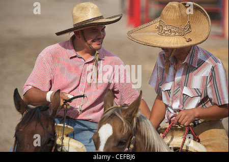 Cavaliers charros mexicains discutent dans sombreros, Texas, US Banque D'Images