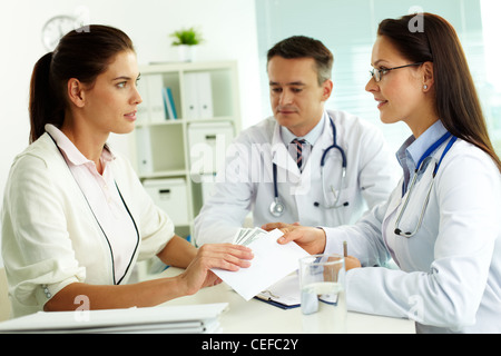 Portrait de jeunes de paiement que praticien patient in hospital Banque D'Images