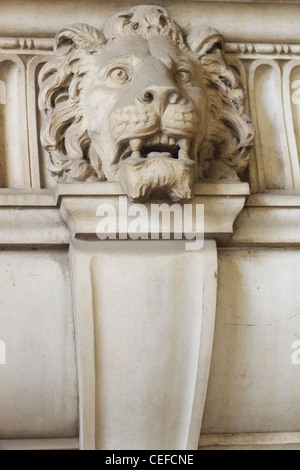 La face d'un Lion sur un pilier à l'intérieur des portes de la Basilique Saint Pierre, la Basilique di San Pietro Rome Vatican Banque D'Images