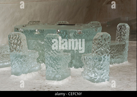 Sculpture de glace d'une table et des chaises dans l'hôtel de glace Banque D'Images