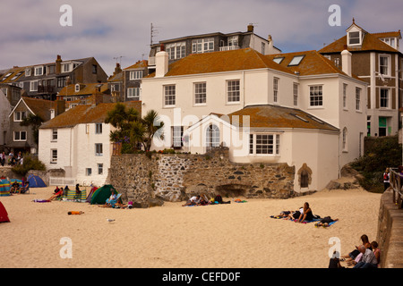 Maison sur St Ives harbour beach, à côté du mur du port, surplombant St Ives Harbour et du front de mer, Banque D'Images