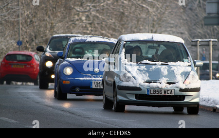 Circulant en conditions sub zero et de la neige sur l'A14 dans et autour de Huntingdon Cambridgeshire. Banque D'Images