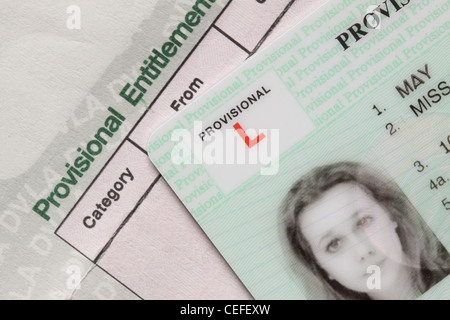 Permis de conduire provisoire jeune femme pilote de l'apprenant sur un permis de conduire au Royaume-Uni Banque D'Images