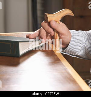 Older Man holding cane Banque D'Images