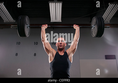 Man lifting weights in gym Banque D'Images