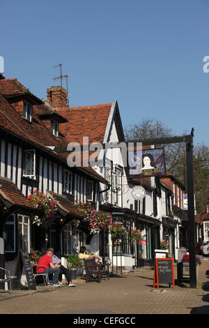 Une vue de la Queens Head Pub et Pinner High Street, Middlesex, London UK Banque D'Images