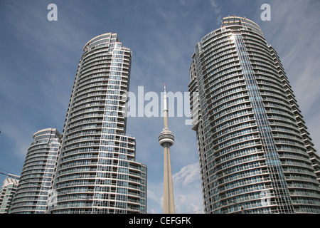 Tour CN Toronto, encadré par de grands bâtiments Banque D'Images